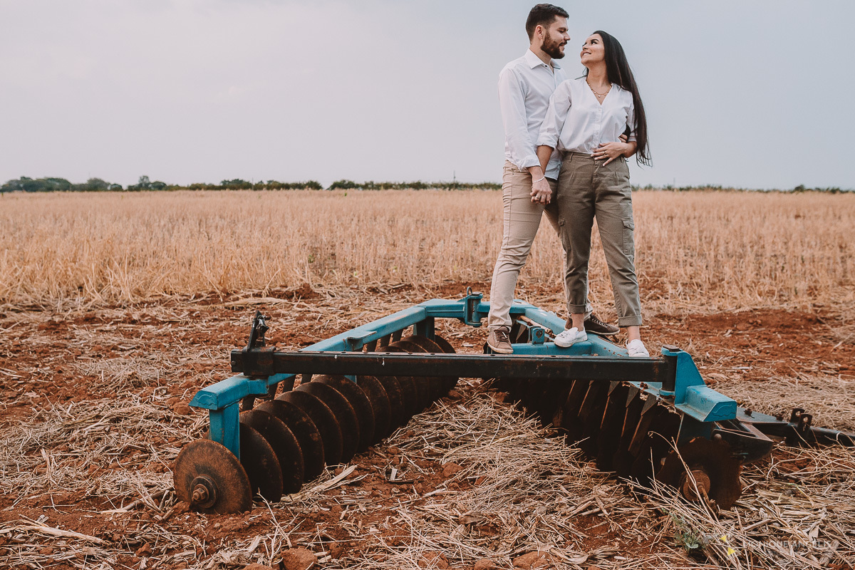 casal de noivos eem Holambra SP - Por Monique Angelism cima de um arado 