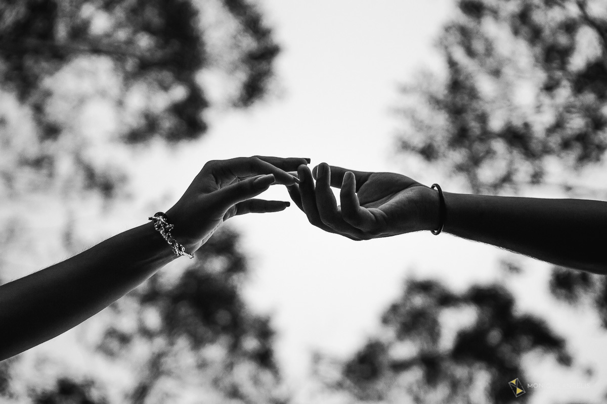 foto das mãos do casal de noivos no pico das Cabras - Por Monique Angelis
