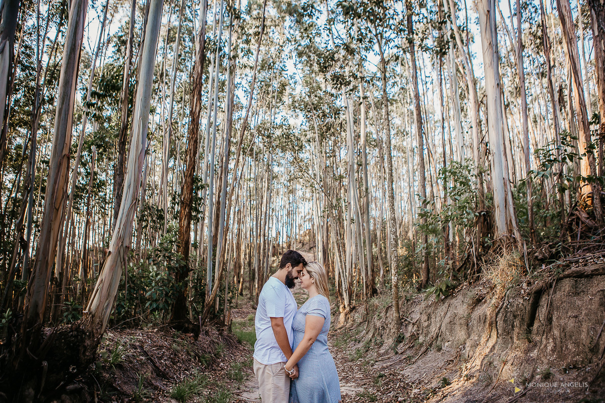 Ensaio de casal de noivos entre arvores no pico das Cabras - Por Monique Angelis
