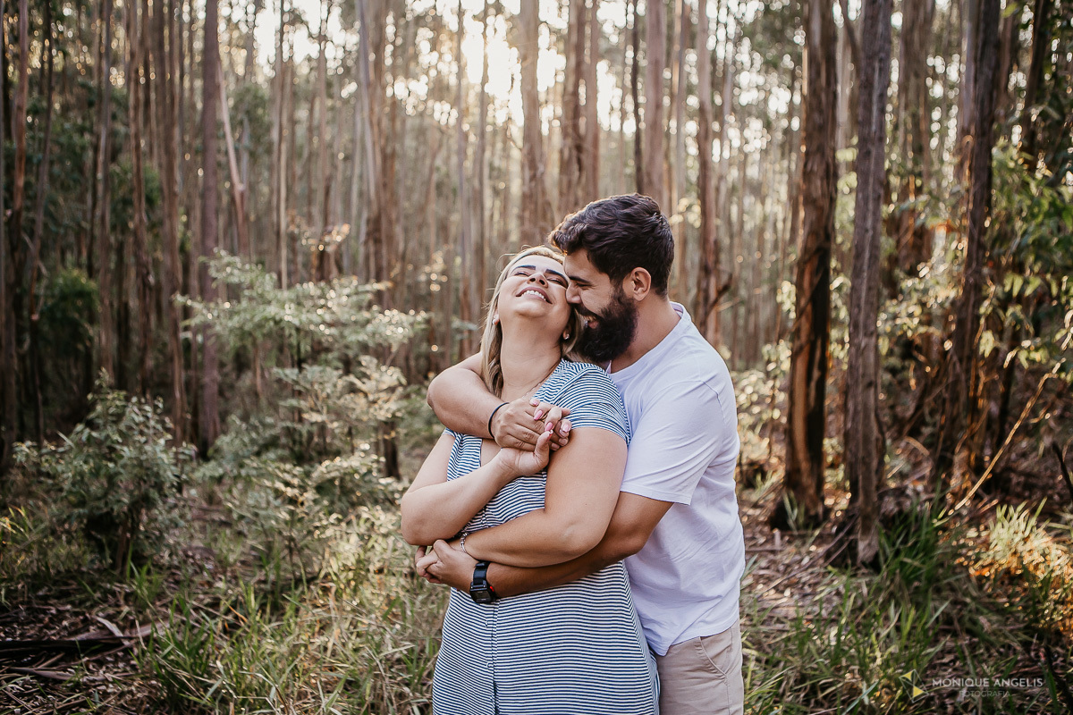 casal de noivos abraçados e sorrindo entre ecaliptos no pico das Cabras - Por Monique Angelis