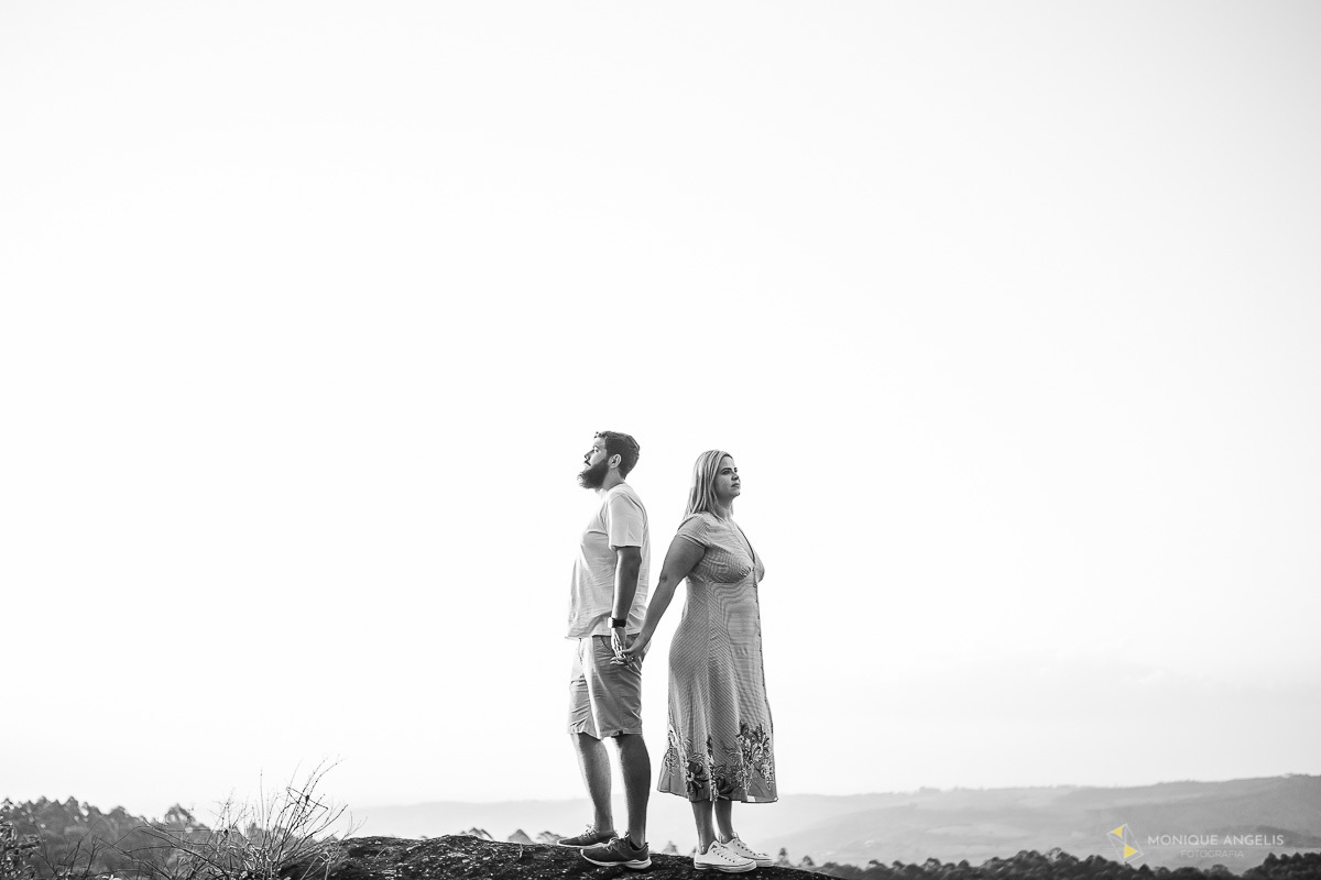 foto de casal de noivos no ensaio pre wedding no por do sol no pico das Cabras - Por Monique Angelis