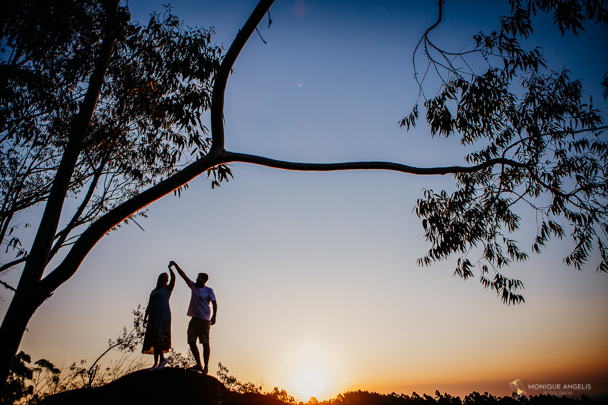 foto de casal de noivos dançando em frente ao por do sol no pico das Cabras - Por Monique Angelis