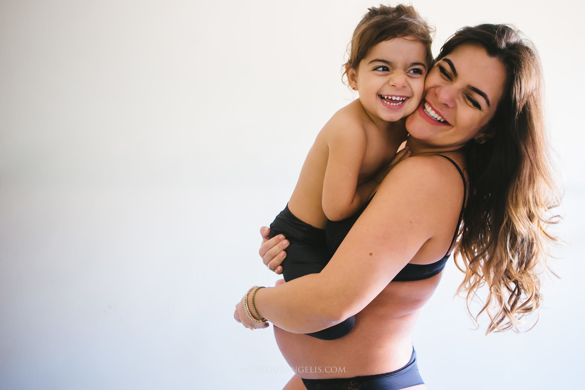 Ensaio fotografico gestante em casa por Monique Angelis