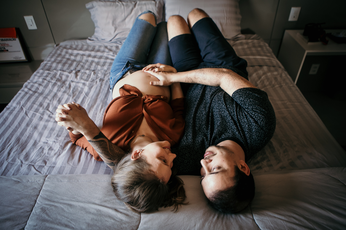 Ensaio Gestante realizado em vinhedo na casa do casal por Monique Angelis