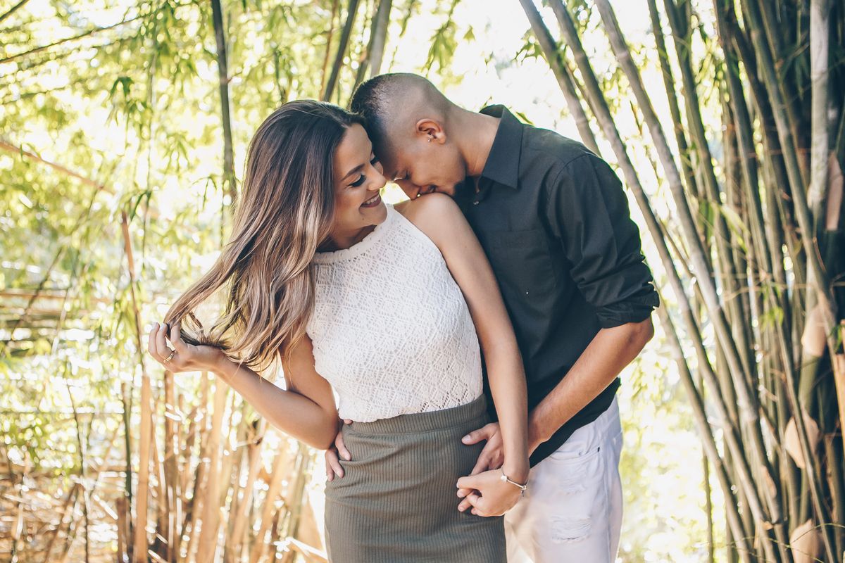 Ensaio Pré Wedding em Joaquim Egídio Campinas SP - Casal de Noivos trocando carinho