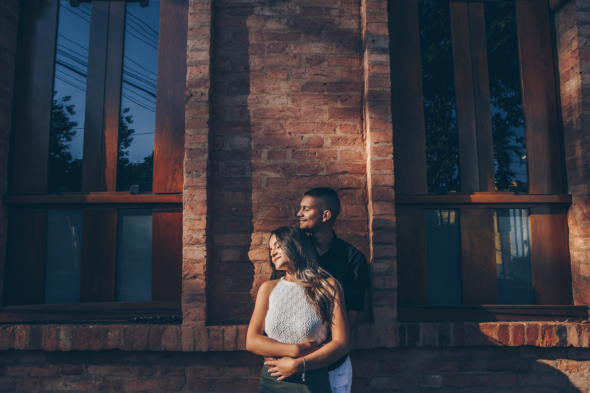 Ensaio Pré Wedding em Joaquim Egídio Campinas SP - Casal de noivos abraçados