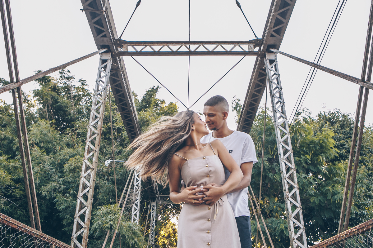 Ensaio Pré Wedding em Joaquim Egídio Campinas SP - Casal de Noivos na ponte