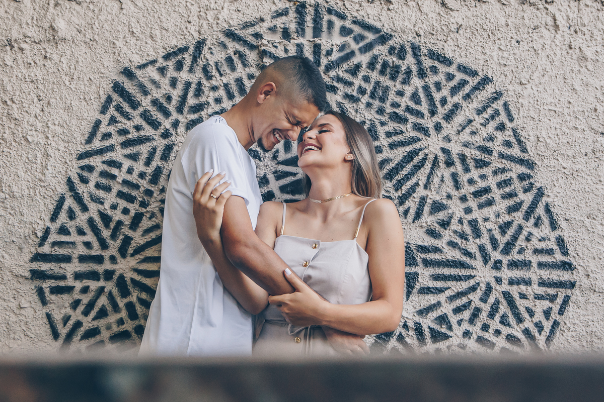 Ensaio Pré Wedding em Joaquim Egídio Campinas SP - Casal de noivos trocando carinhos