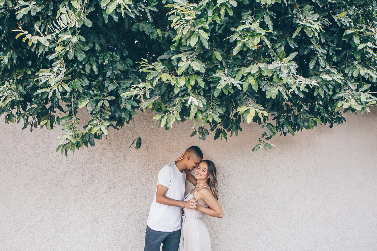 Ensaio Pré Wedding em Joaquim Egídio Campinas SP - Casal de Noivos abraçados