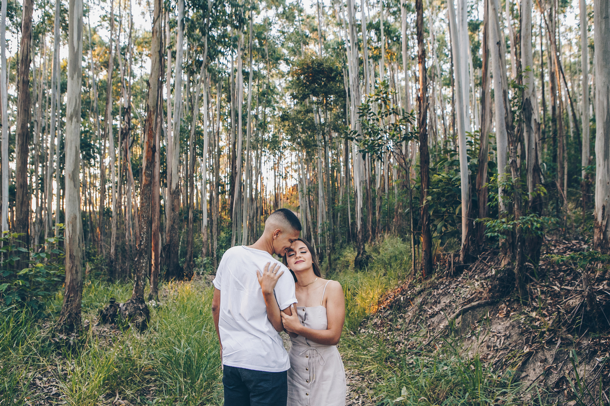 Ensaio Pré Wedding em Joaquim Egídio Campinas SP - Casal de noivos abraçados entre árvores