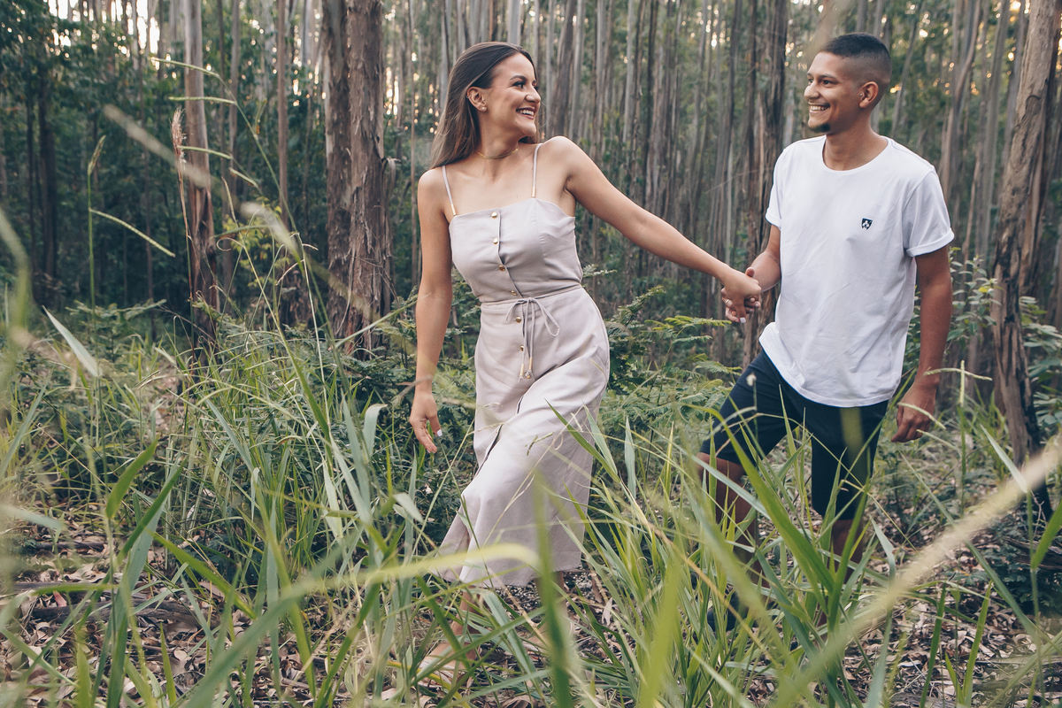 Ensaio Pré Wedding em Joaquim Egídio Campinas SP - Casal de Noivos andando entre árvores