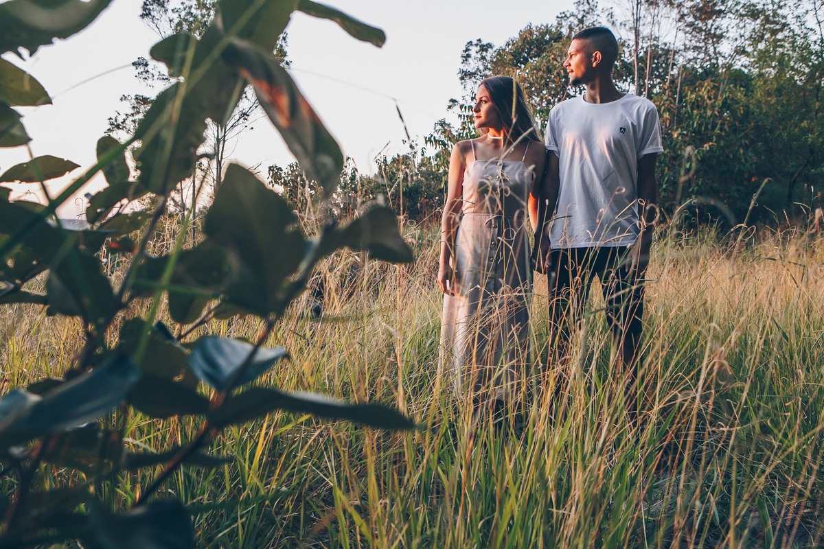 Ensaio Pré Wedding em Joaquim Egídio Campinas SP - Casal de noivos observado pôr do sol
