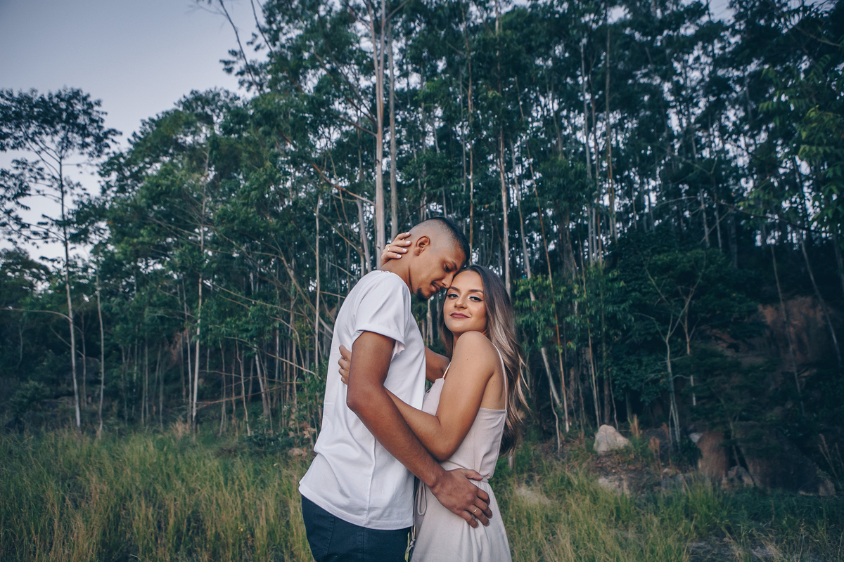 Ensaio Pré Wedding em Joaquim Egídio Campinas SP - Casal de noivos abraçados no pôr do sol