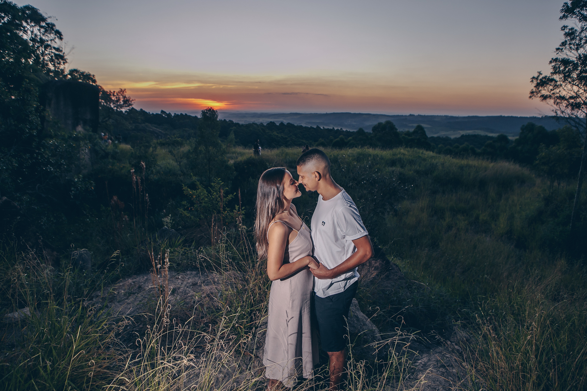 Ensaio Pré Wedding em Joaquim Egídio Campinas SP - Casal de Noivos trocando beijo no pôr do sol