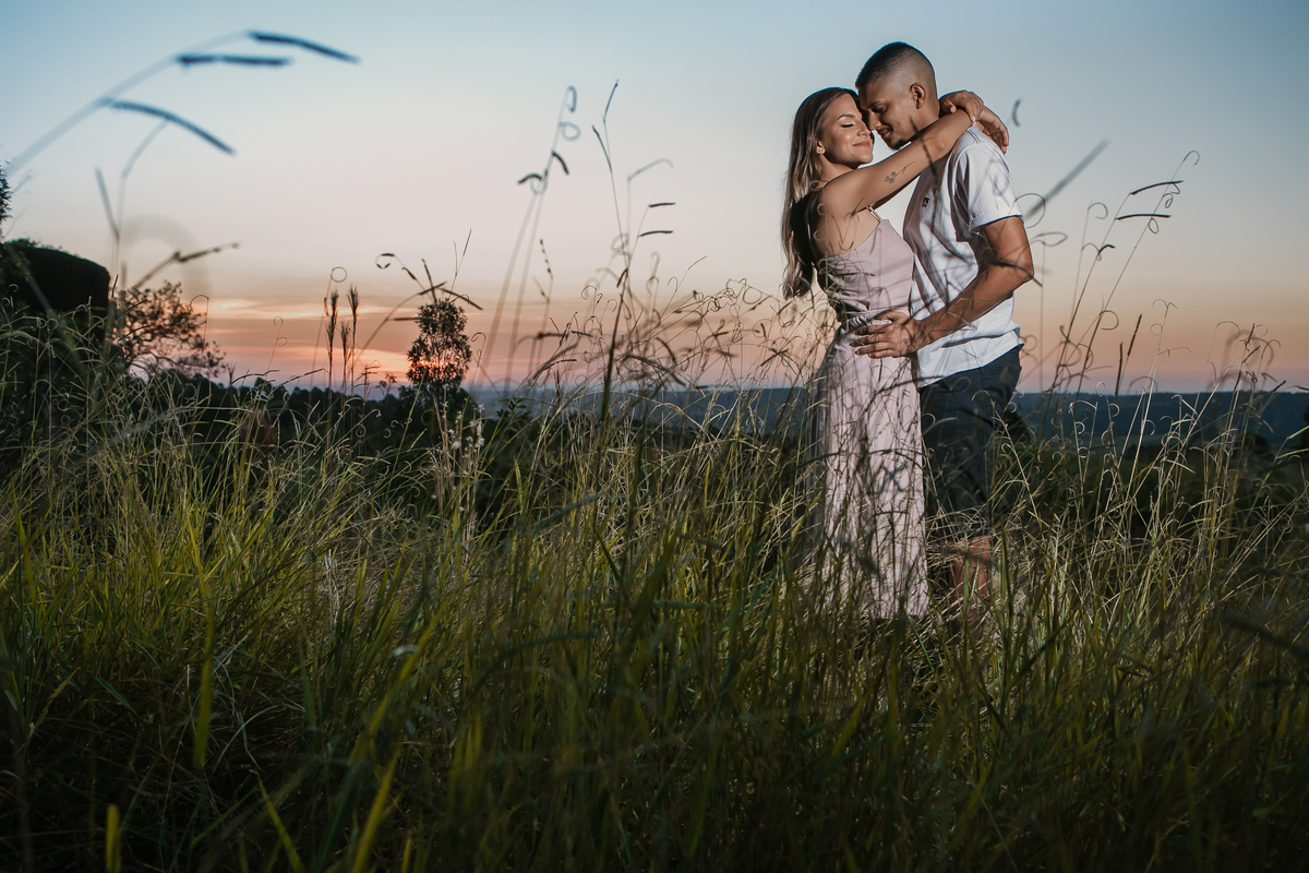 Ensaio Pré Wedding em Joaquim Egídio Campinas SP - Casal de noivos abraçados no pôr do sol