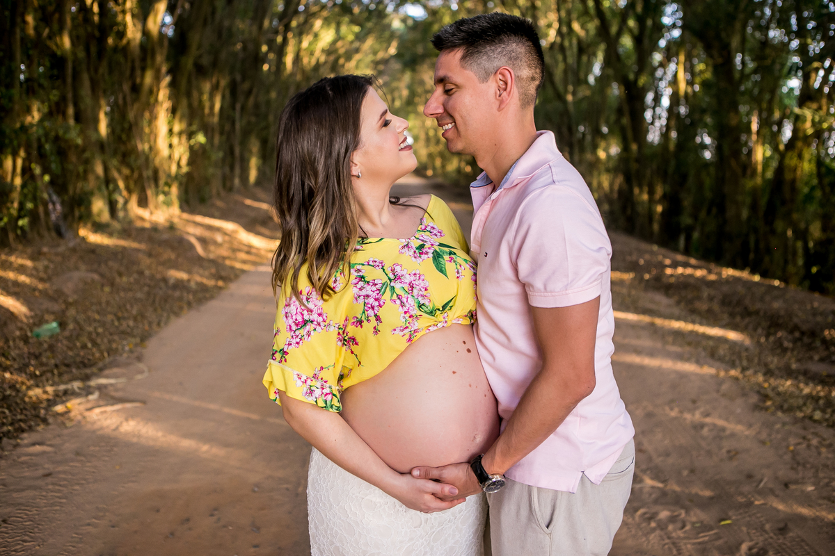 Ensaio Gestante - Casa de grávidos abraçados 