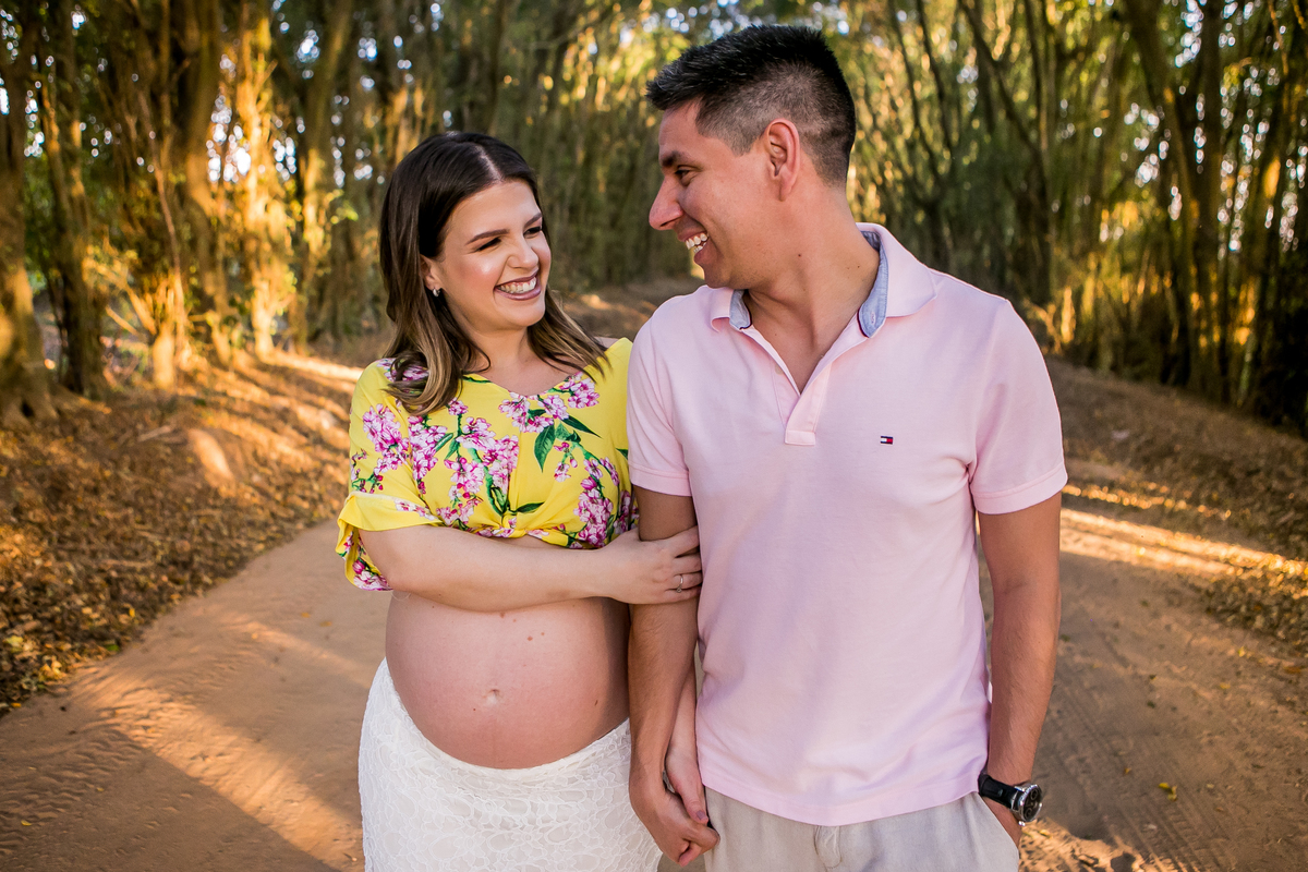 Ensaio Gestante - Casal caminhando em estrada de terra