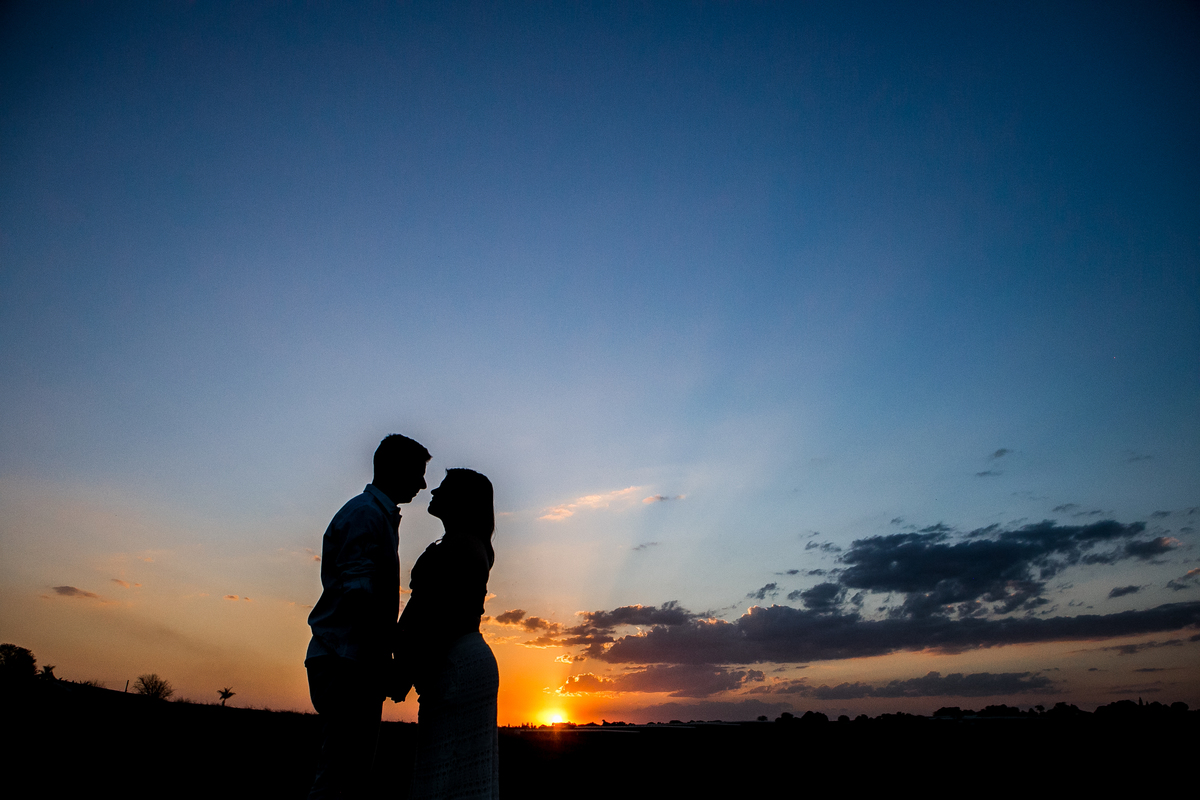Ensaio Gestante - Casal gestante no pôr do sol de Holambra
