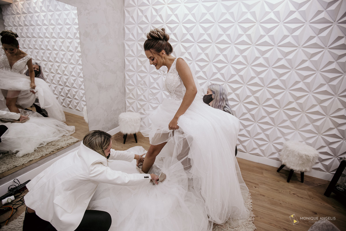 Noiva colocando o vestido