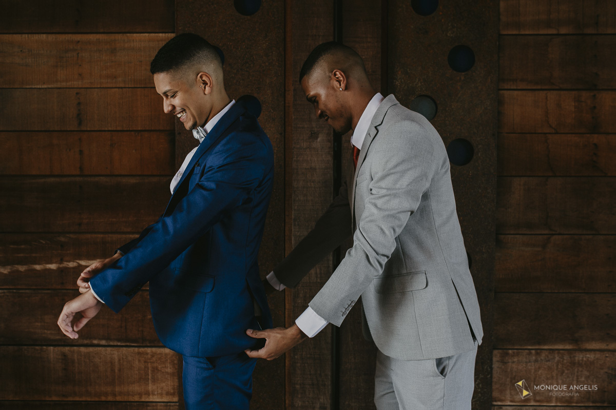 Noivo colocando o traje para o casamento
