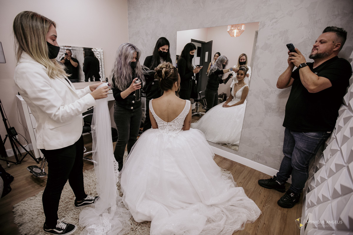 Noiva se arrumando antes da cerimônia de casamento