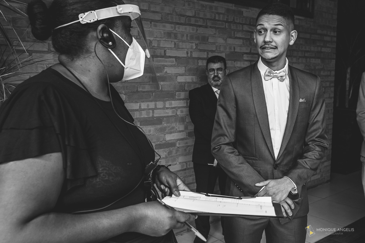 Noivo conversando com a assessora antes do inicio da cerimônia de casamento