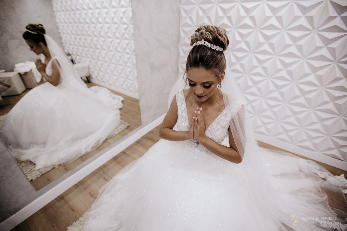 Noiva fazendo uma oração antes da cerimônia de casamento