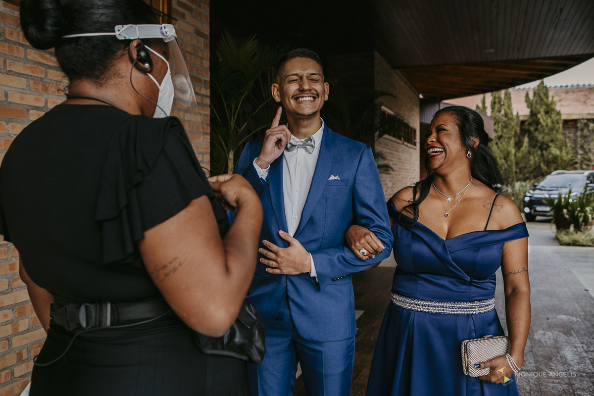 Noivo ao lado da mãe antes de entrar no casamento