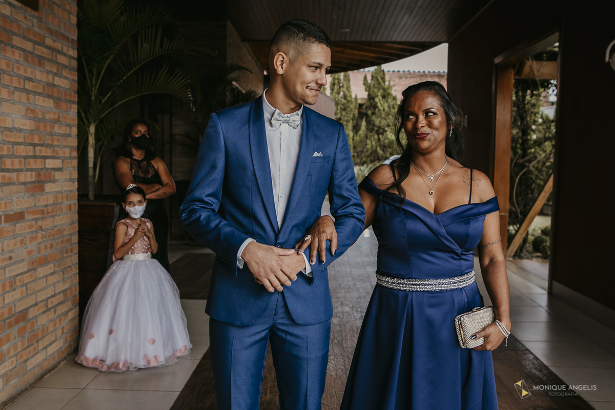 Noivo trocando olhares com a mãe antes do inicio da cerimônia no Villa Harmonia Eventos