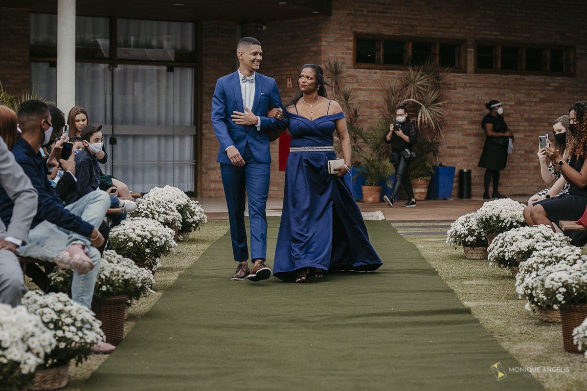 A entrada do noivo na cerimônia de casamento no Villa Harmonia Eventos