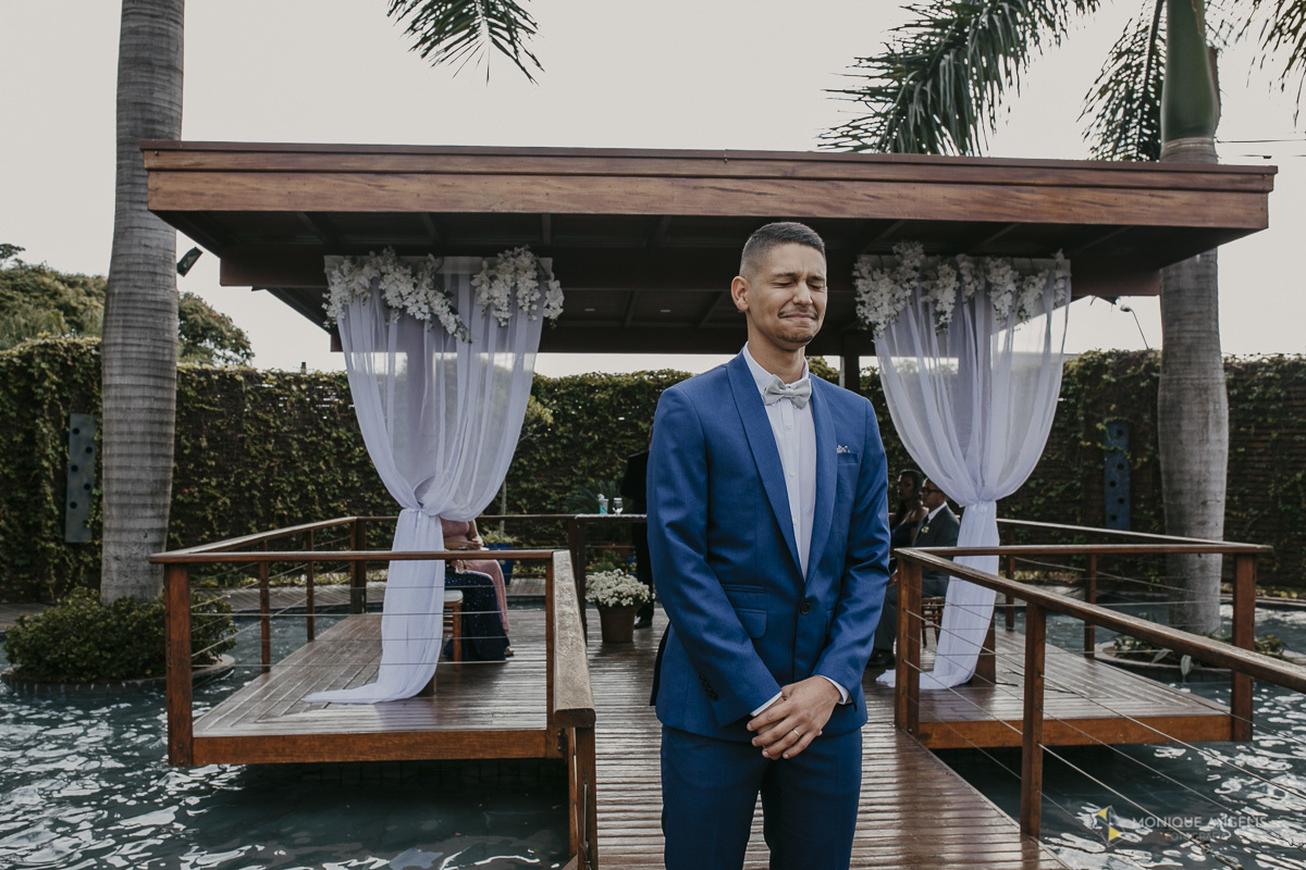 Noivo aguardando sua noiva no altar no Villa Harmonia Eventos