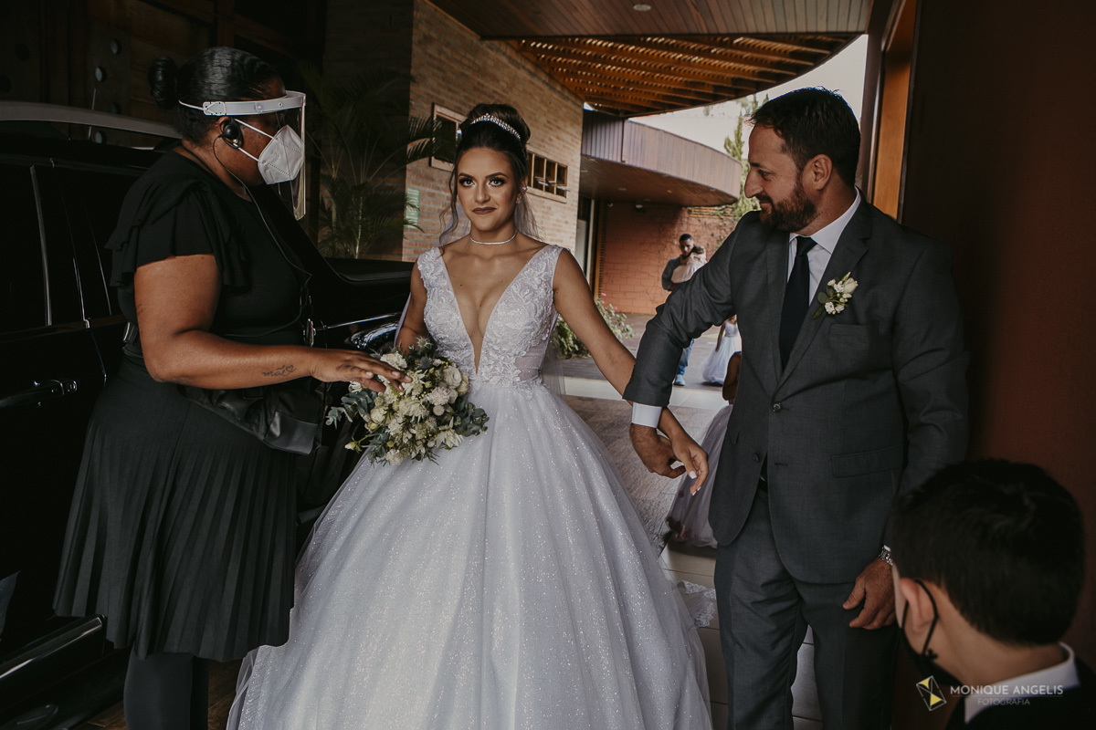 Noiva ao lado do Pai antes da cerimônia no Villa Harmonia Eventos