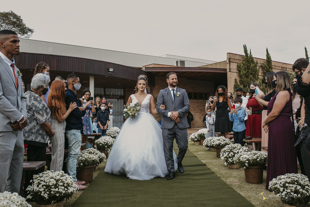 A entrada da Noiva para a cerimônia de casamento no Villa Harmonia Eventos