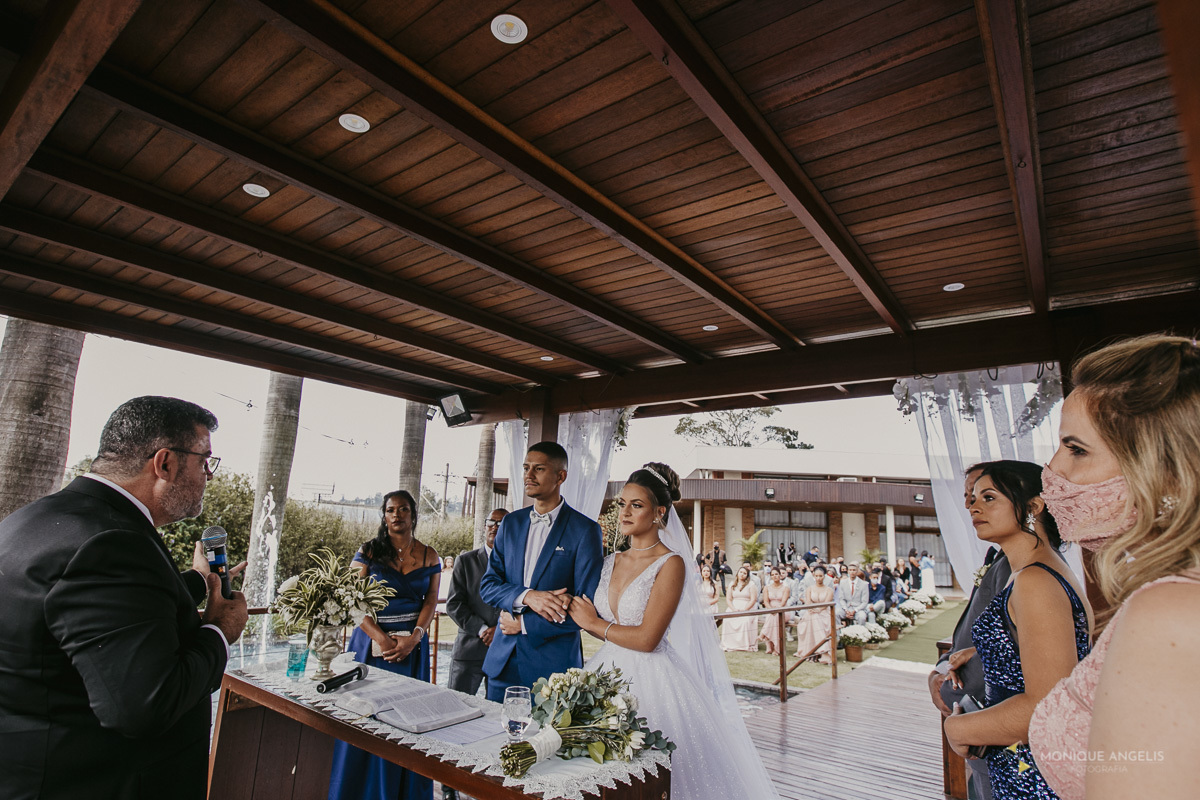 Pastor celebrando a cerimônia de casamento no Villa Harmonia Eventos