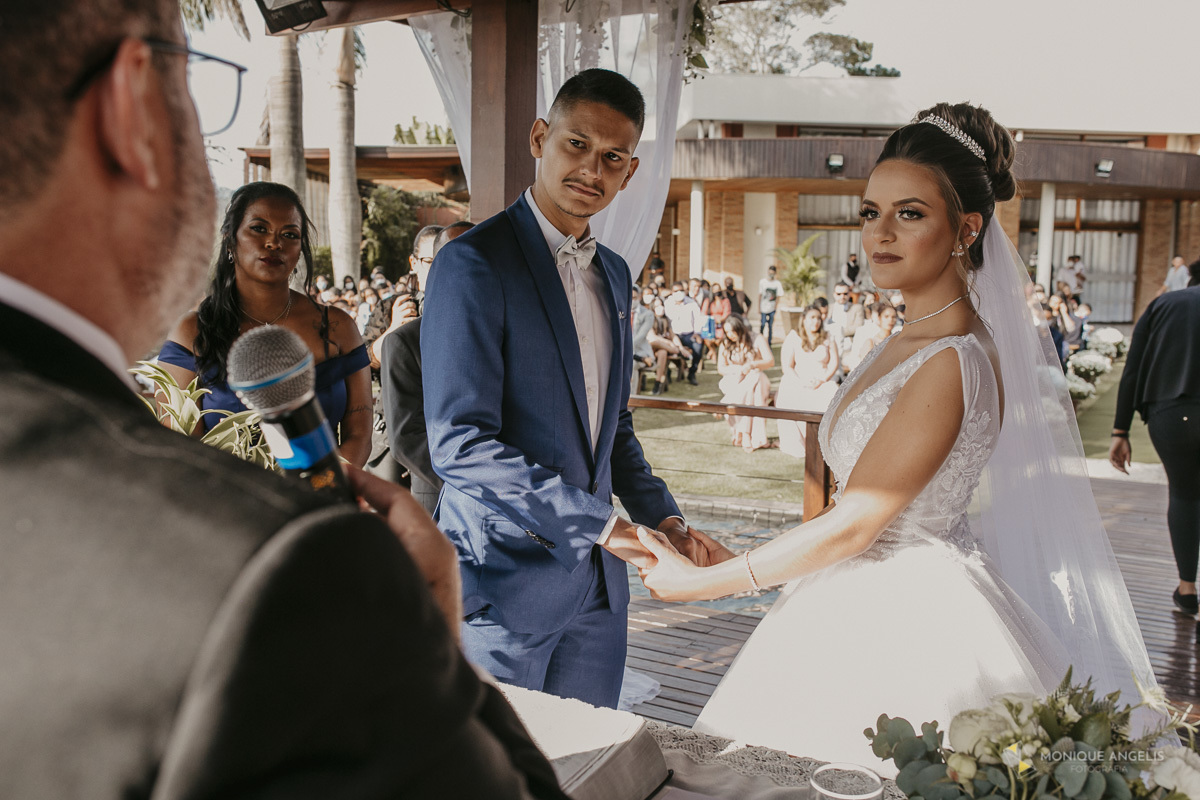 casal de noivos de mãos dada durante a cerimônia de casamento no Villa Harmonia Eventos
