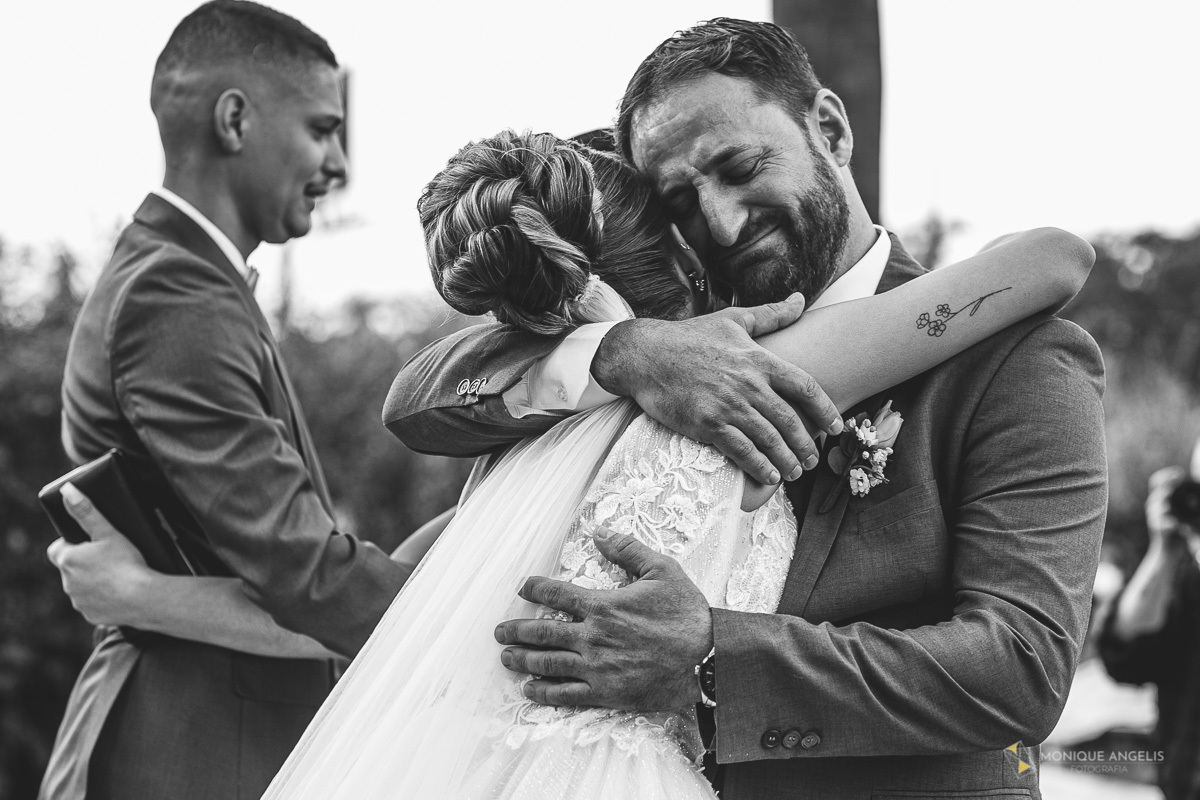 Pai da Noiva abraçando após a cerimônia de casamento no Villa Harmonia Eventos
