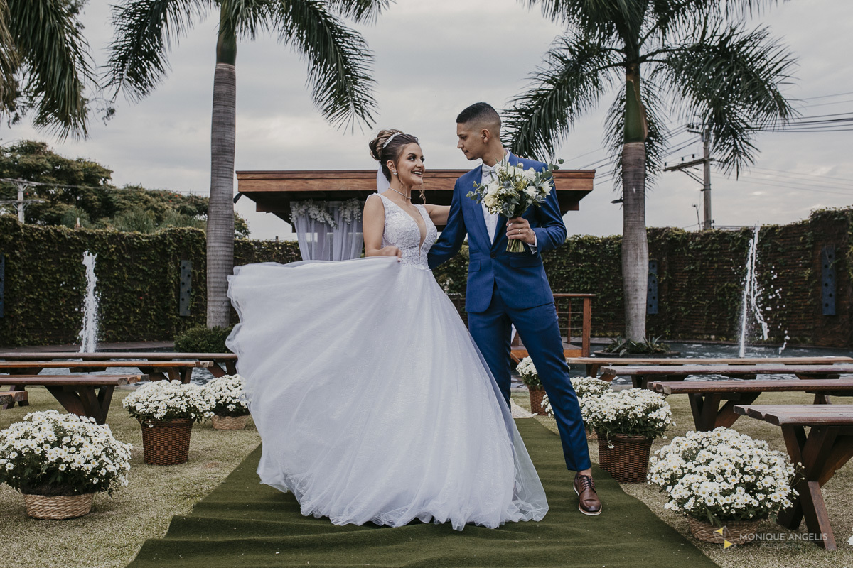 O ensaio do casal de noivos no local da cerimônia de casamento no Villa Harmonia Eventos
