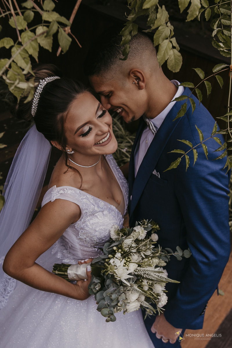 Casal de noivos sorrindo durante a sessão de fotos - cerimônia de casamento no Villa Harmonia Eventos
