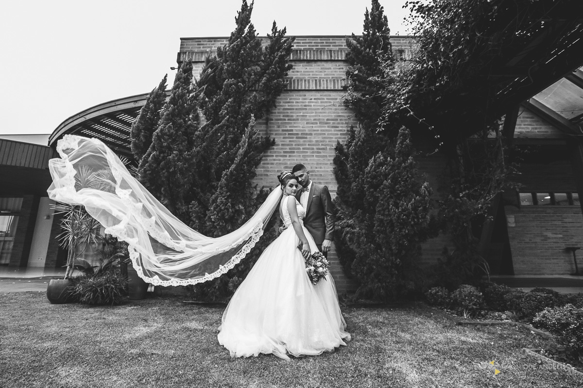 Foto pousada do casal de noivos durante a sessão de fotos - cerimônia de casamento no Villa Harmonia Eventos