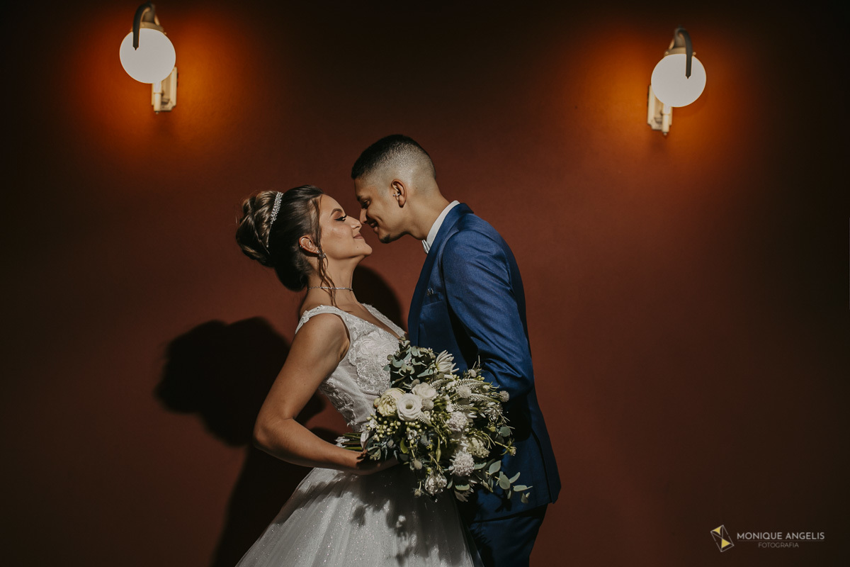 Casal de Noivos se beijando duante a sessão de fotos - cerimônia de casamento no Villa Harmonia Eventos