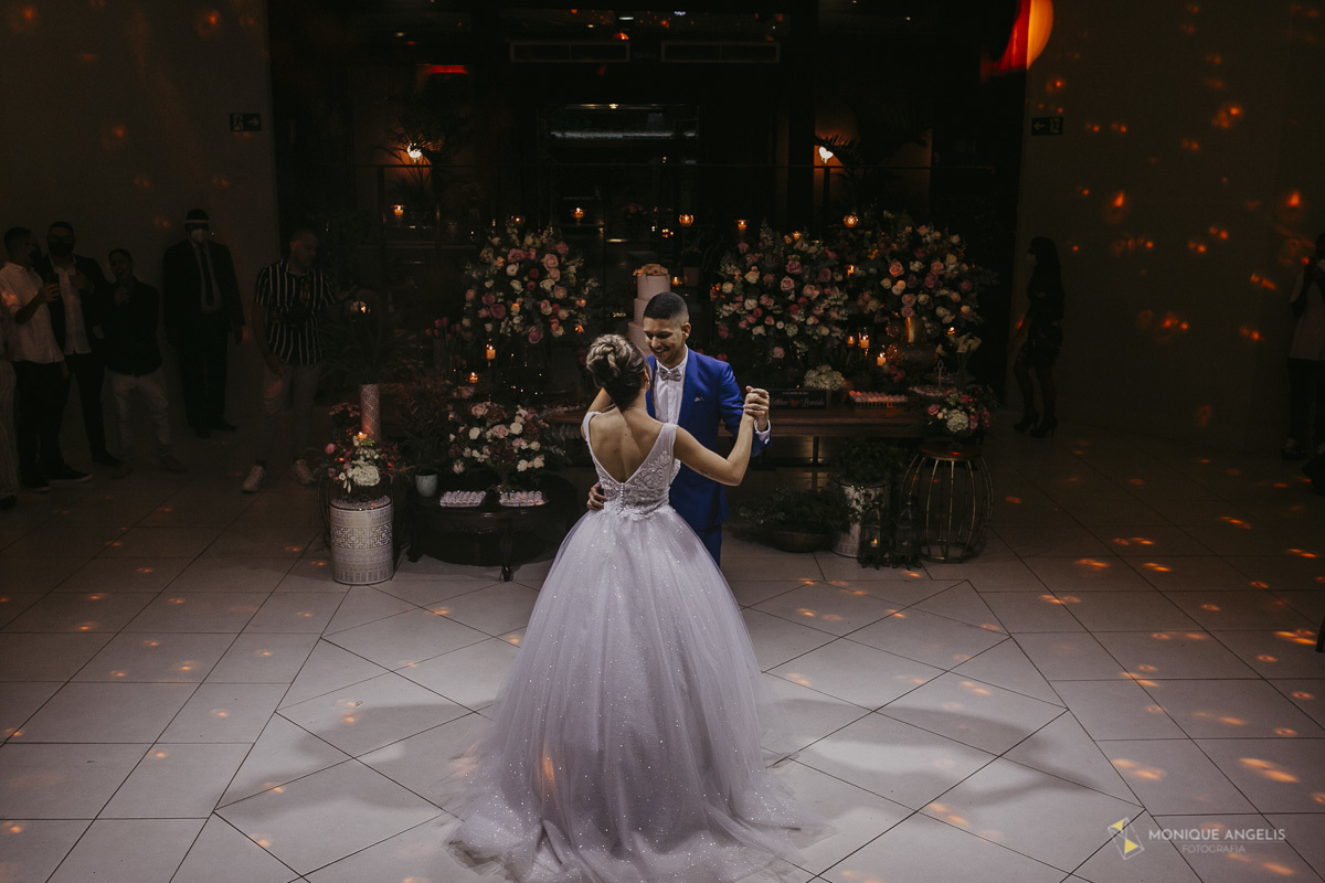 a valsa do casal de noivos no salão do Villa Harmonia Eventos