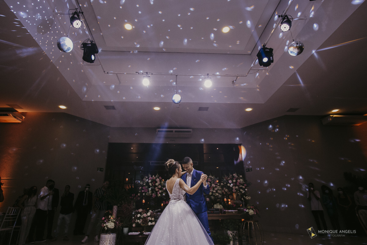 a valsa do casal de noivos no salão do Villa Harmonia Eventos