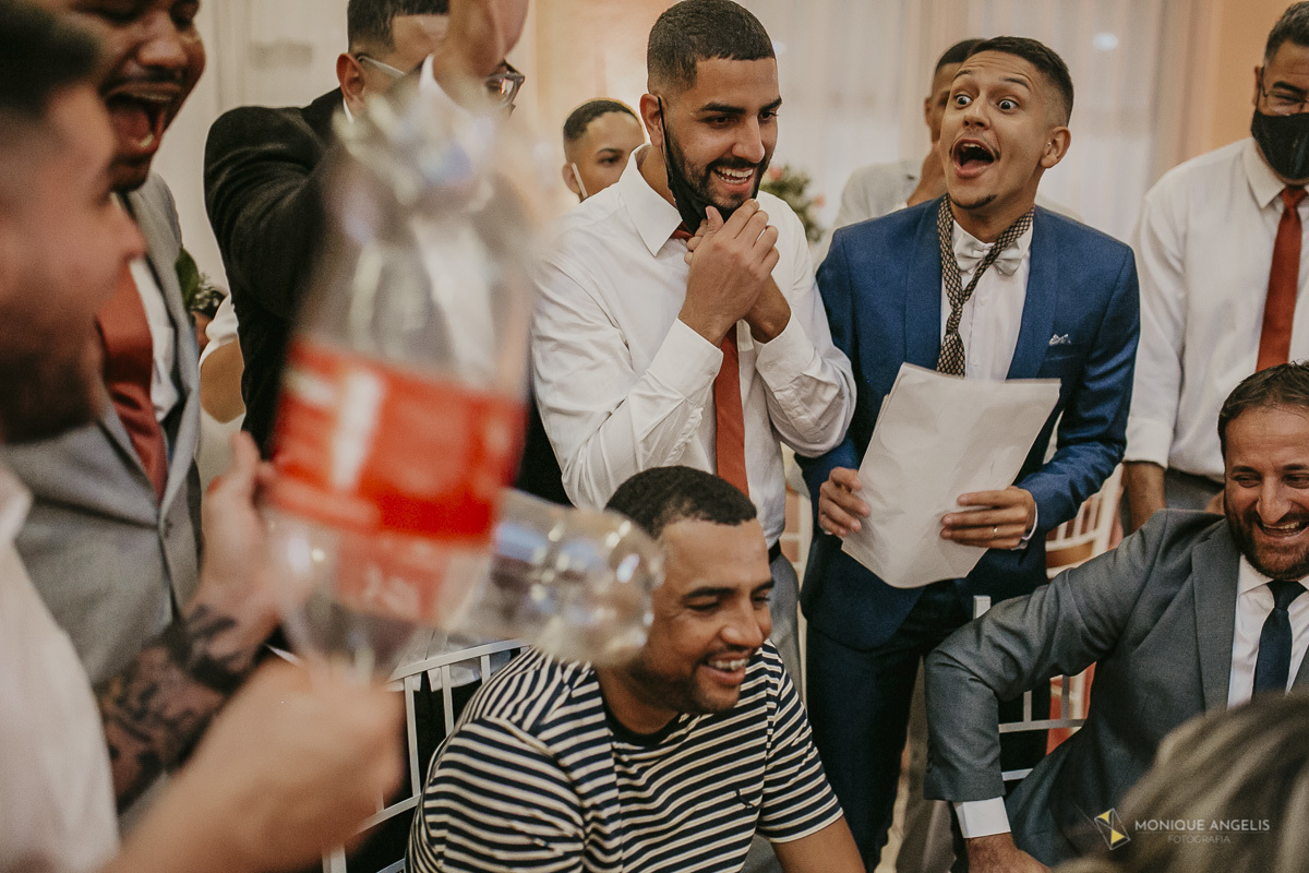 Noivo arrecadando dinheiro da gravata durante a recepção do casamento