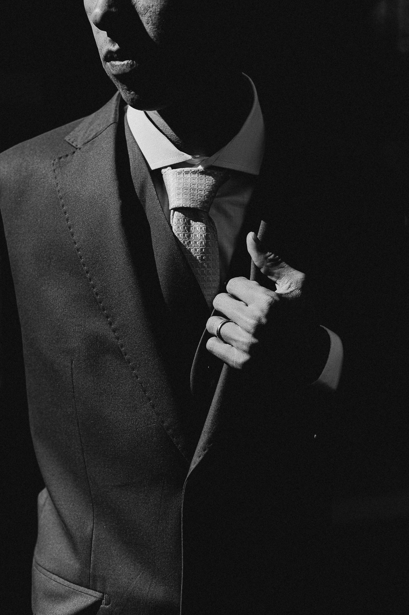 detalhe do traje do noivo