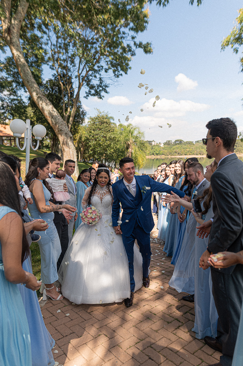 Casal saindo