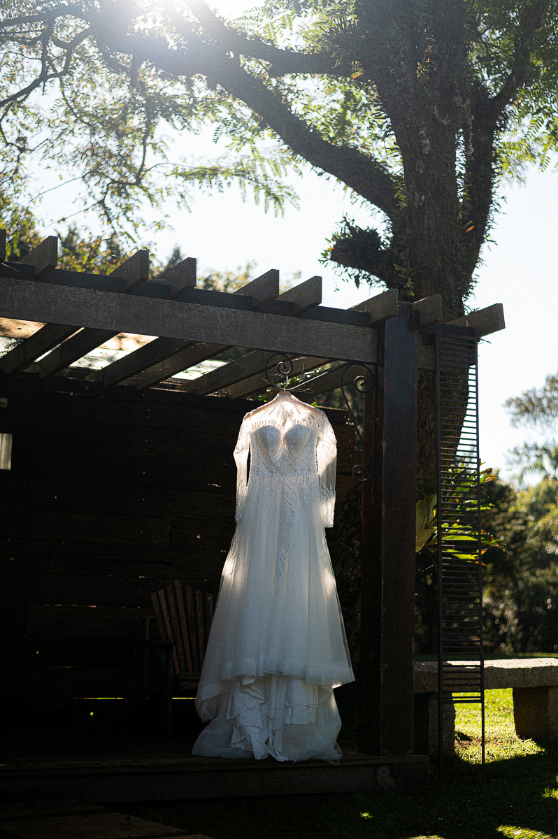vestido da noiva na luz do sol