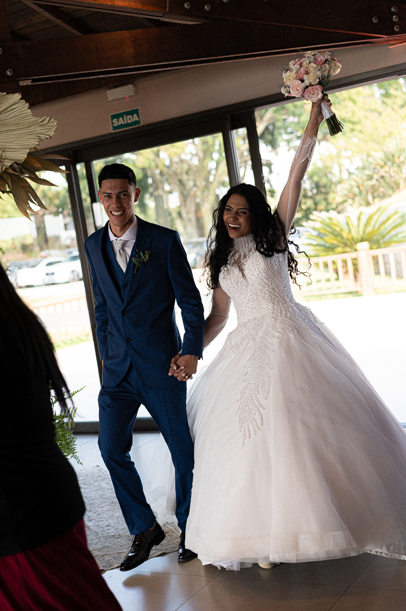 Casal entrando no salão