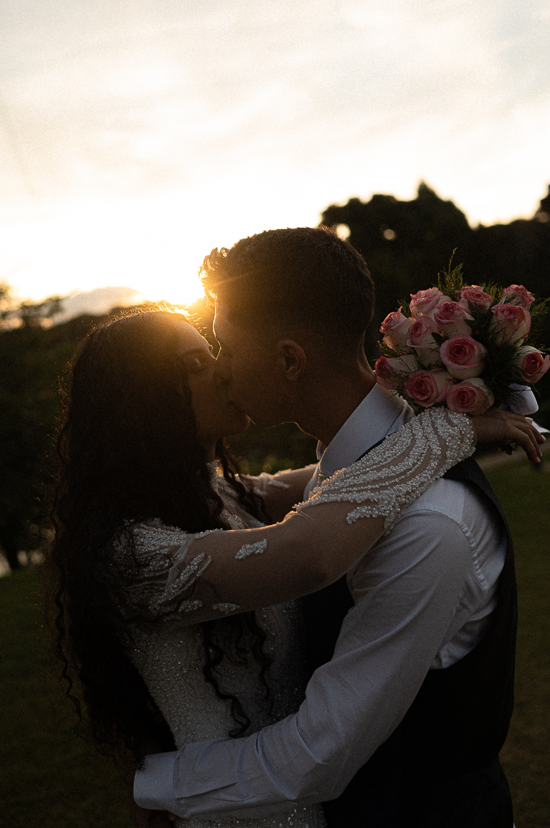 Casal se beijando no por do sol