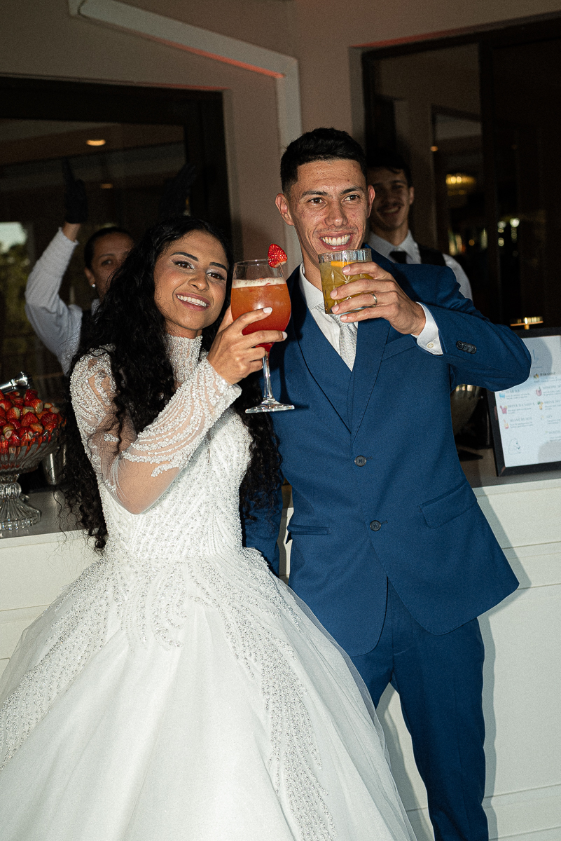 Casal Brindando