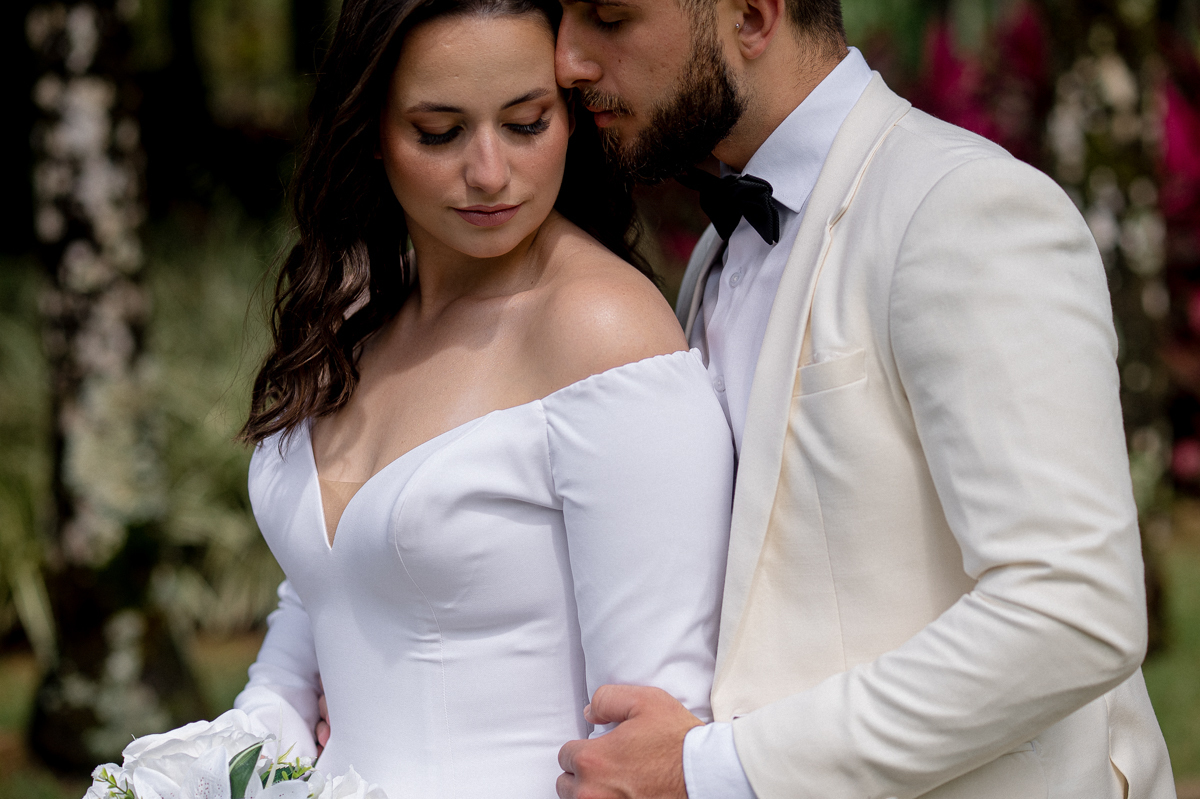 Noivo beijando a noiva